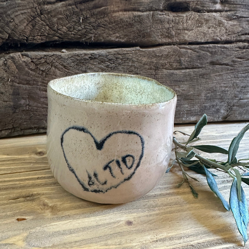 Lækker håndlavet kram kop. Med et hjerte tegnet uden på med teksten “altid” og to hjerter inden i