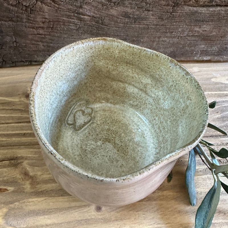 hyggelig håndlavet kram kop med et hjerte tegnet uden på med teksten “altid” og med to hjerter inden i