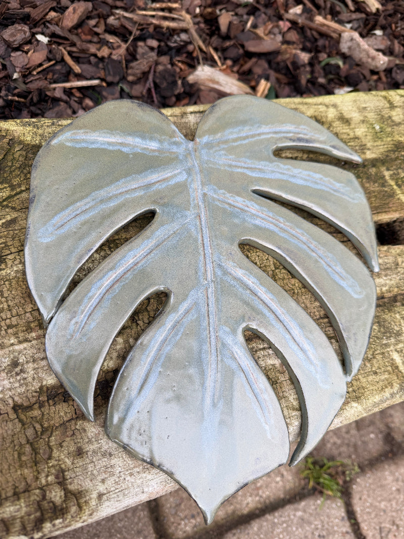 håndlavet monstrea blad som tapas fad