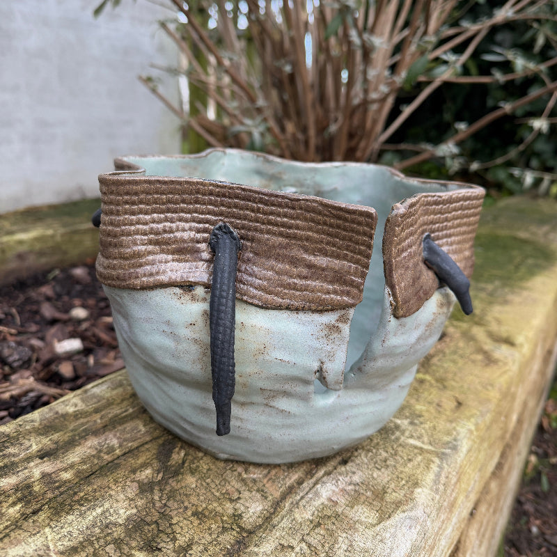 håndlavet dekorativ keramik strikkepose