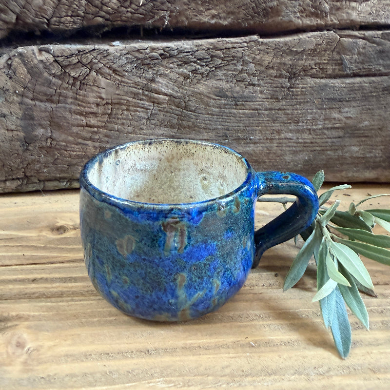 lækker lille håndlavet keramik espresso kop fra KRL keramik å møn