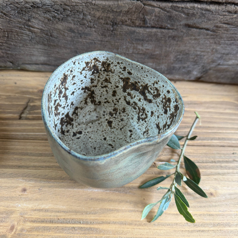 smuk kram kop med en lille kærlig hilsen i bnden. Fra KRL keramik på møn