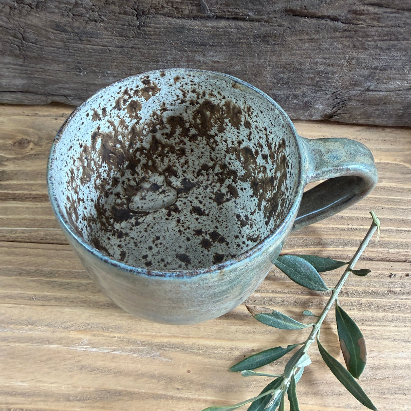 smuk grøn og plettet kop med hank med en lille kærlig hilsen i bunden