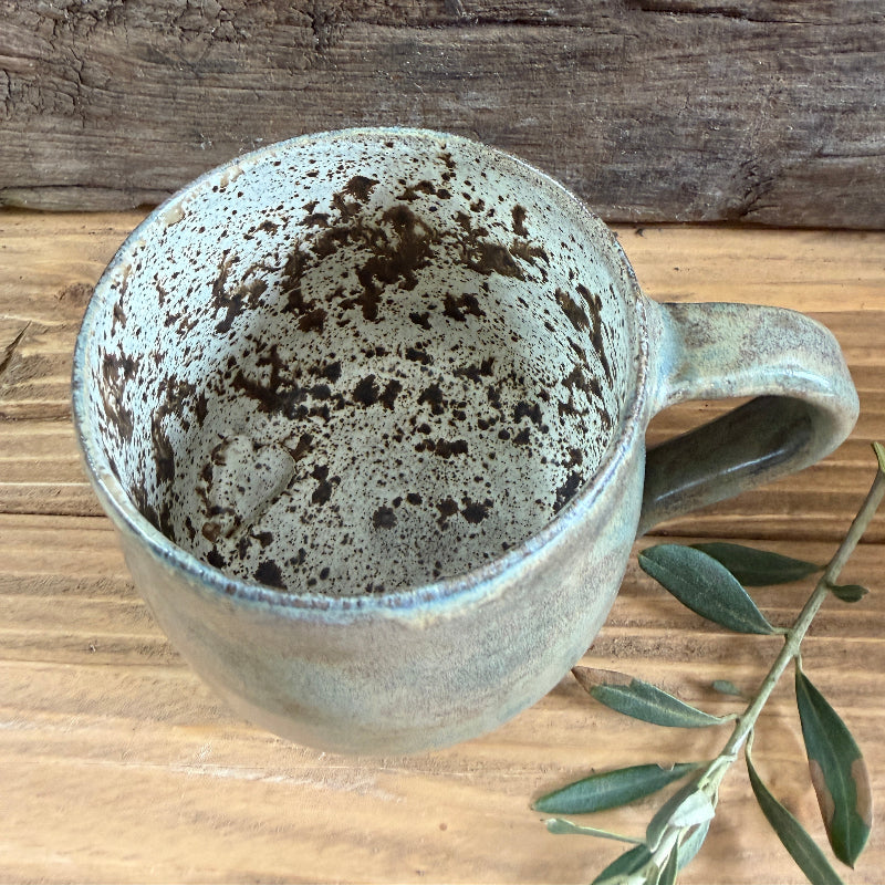 lækker grøn keramik kop med hank og en lille kærlig hilsen i bunden