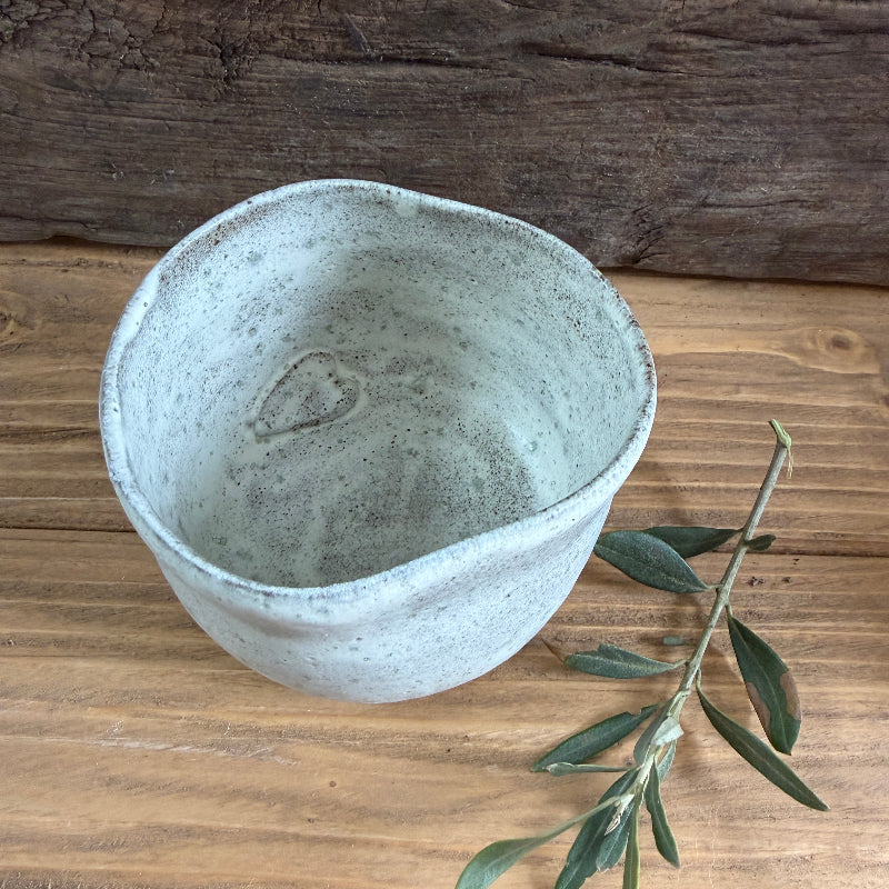 lækker hvid stafet kram kop. Med en kærlig hilsen i bunden og en støtte til et godt formål