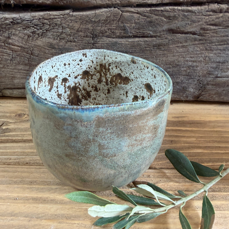 lækker grøn stafet kram kop fra KRL keramik på møn