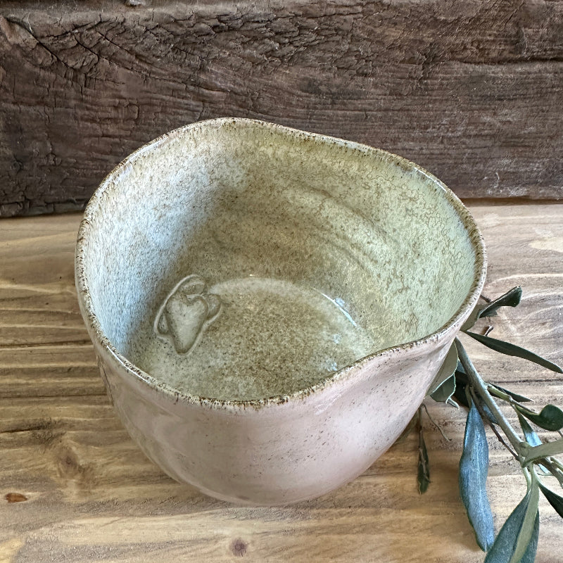 Smuk og håndlavet kram kop. Med et hjerte uden å med teksten “Altid” og med to hjerter inden i.