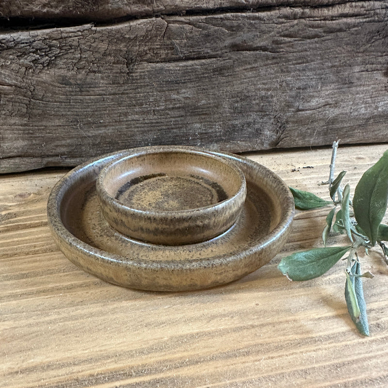 smuk brun håndlavet keramik lysestage. Fra møn