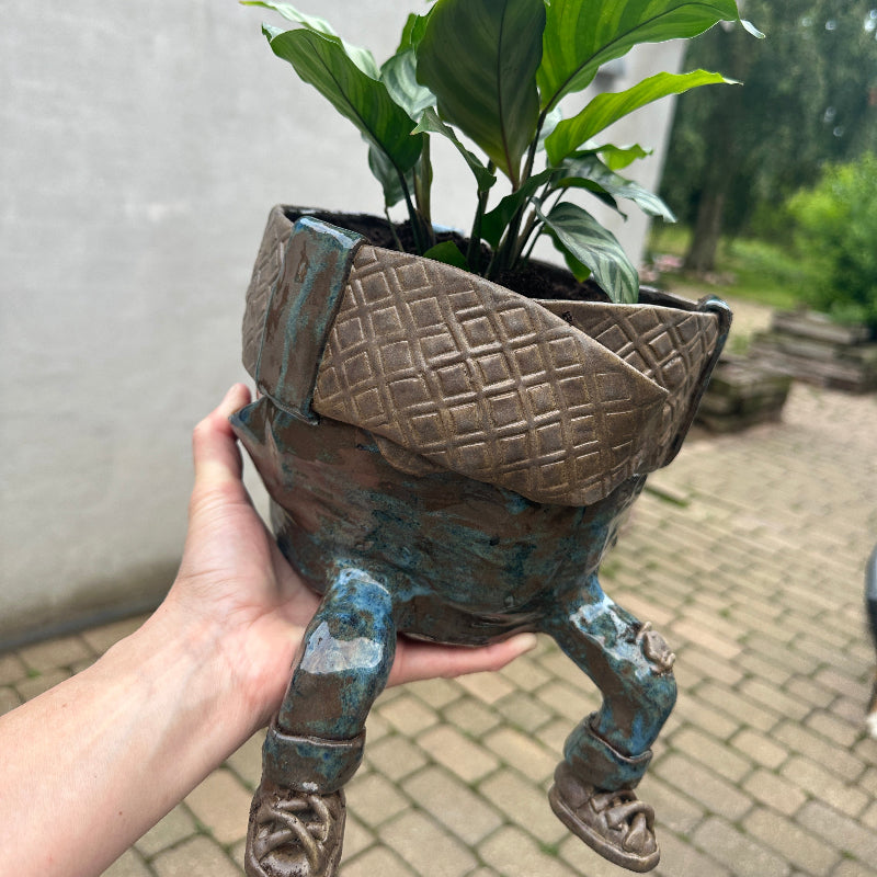 Håndlavet keramik. Manden på kanten. Den fineste detalje i stuen.
