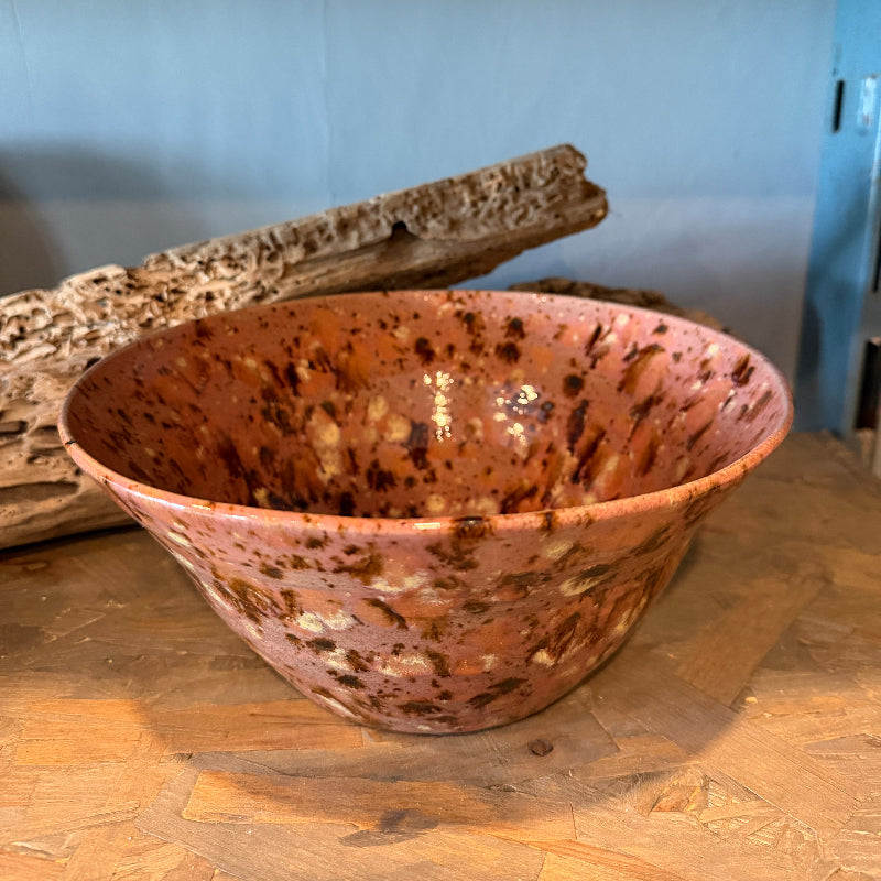stor flot lyserød salatskål