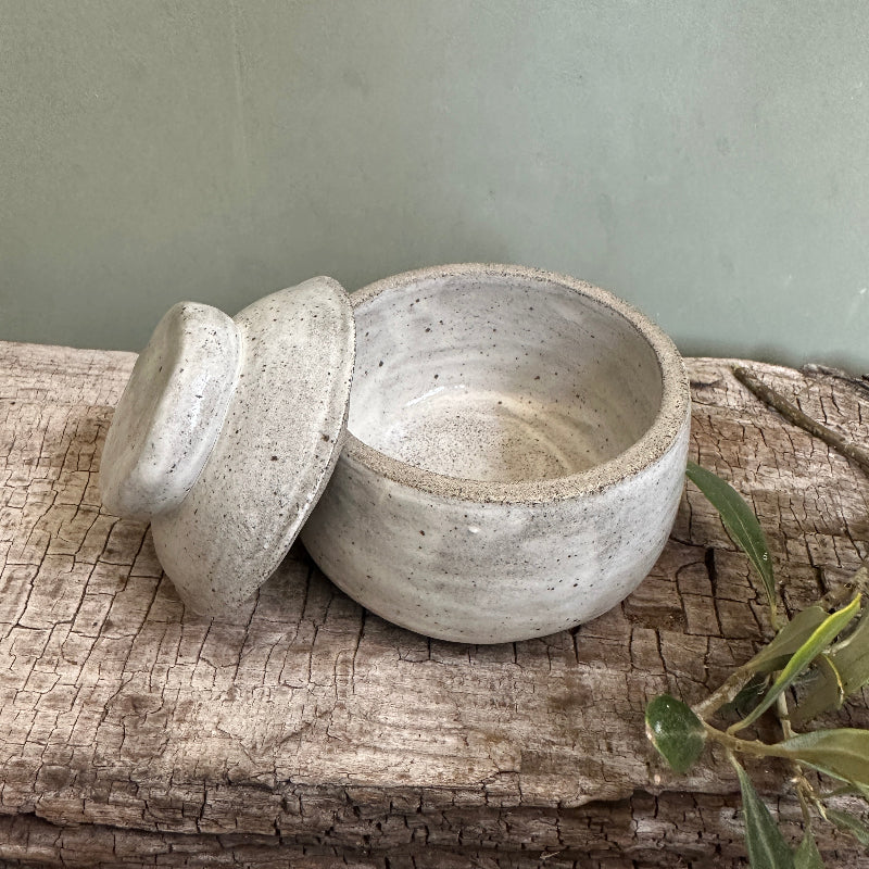 Smuk lille hånddrejet keramik skål med låg. 