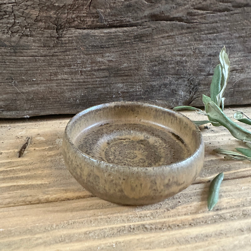 lille brun keramik lysestage eller skål