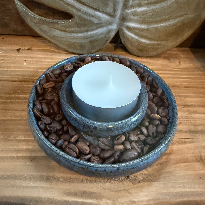 smuk og enkel keramik lysestage i bå nuancer