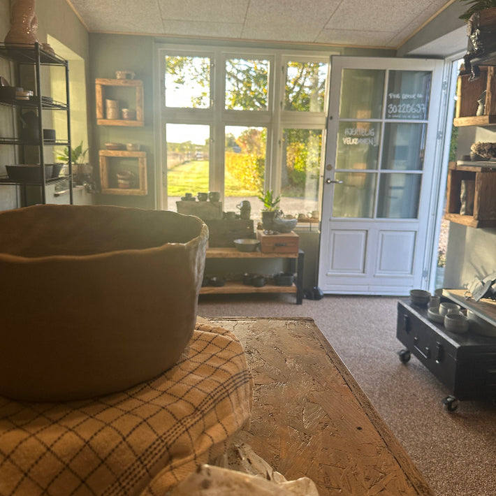 Stemningen i den lille keramikbutik på møn