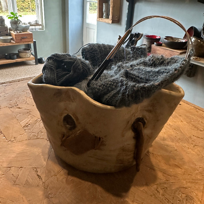 Smuk og dekorativ strikkepose i håndlavet keramik. Fra Møn.