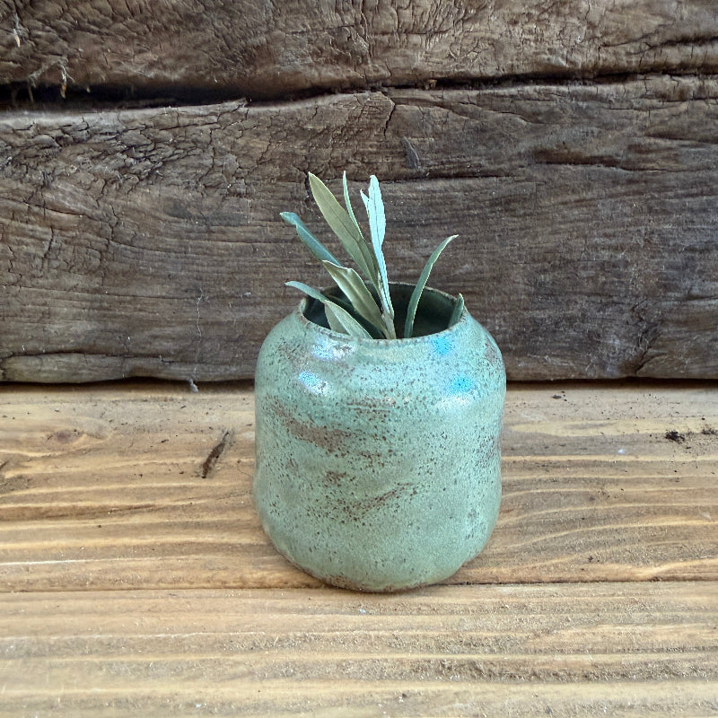 fin lille hånddrejet keramik vase fra eget værksted på møn