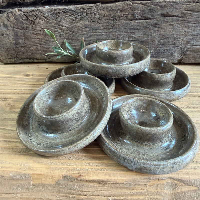 smukke brune keramik æggebægere. Fra KRL keramik på møn