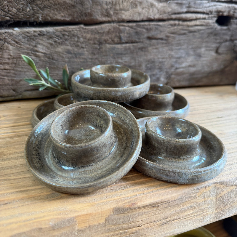 smukke håndlavede keramik æggebægere med plads til ægge skalder fra KRL keramik på møn
