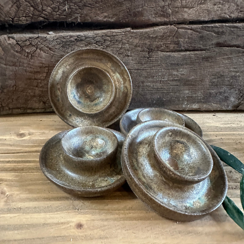 lækre brune håndlavede keramik æggebægere